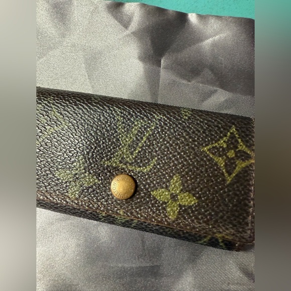 Louis Vuitton Monogram Key Holder - Picture 7 of 7
